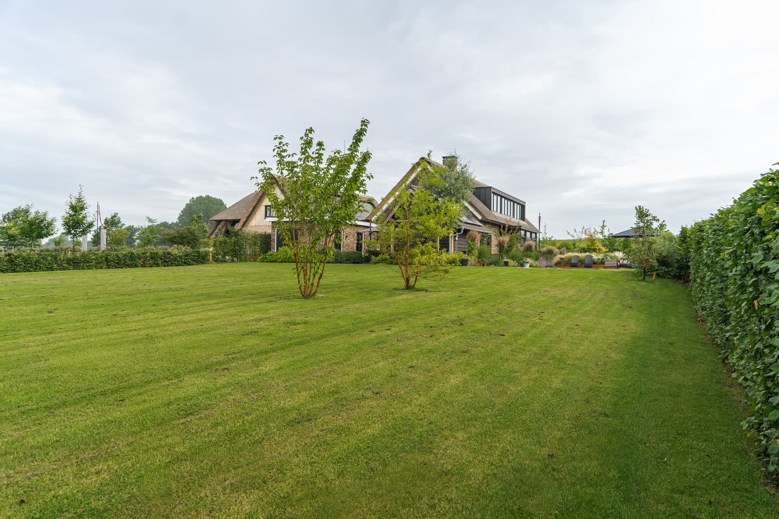 Aangelegde landelijke tuin met zwembad in Doornenburg door Van Rijbroek Hoveniers — foto 10 van 20