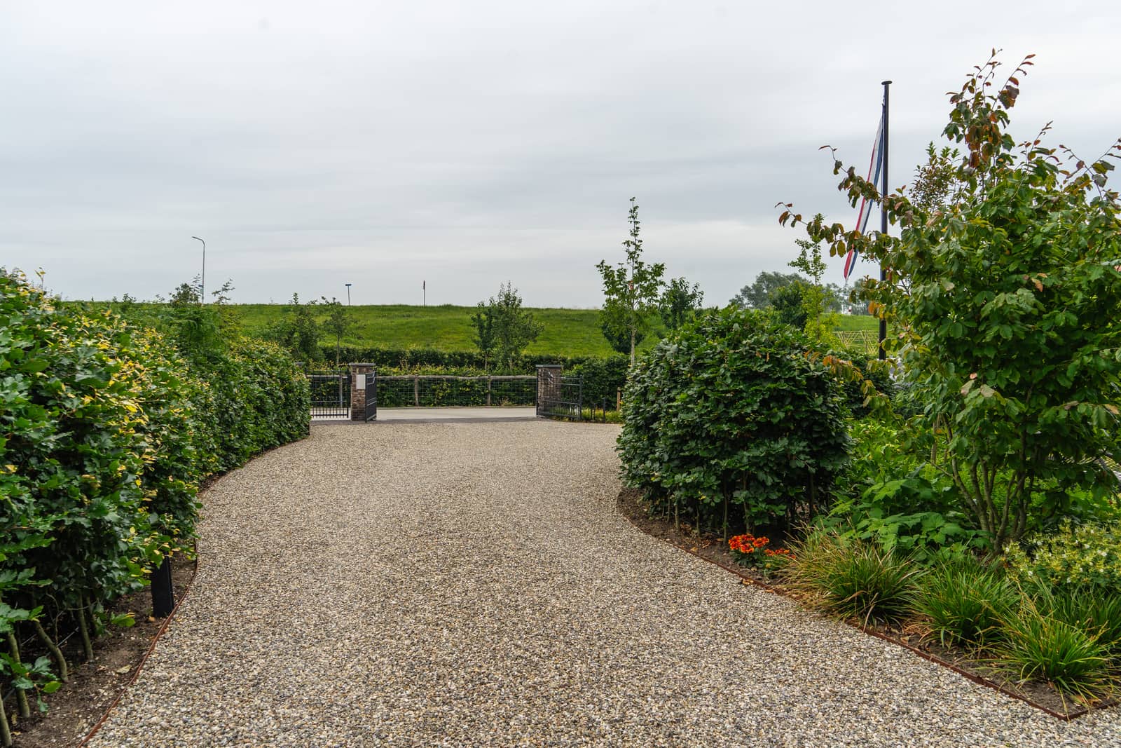 Aangelegde landelijke tuin met zwembad in Doornenburg door Van Rijbroek Hoveniers — foto 17 van 20