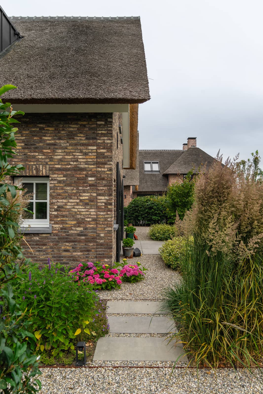 Aangelegde landelijke tuin met zwembad in Doornenburg door Van Rijbroek Hoveniers — foto 20 van 20