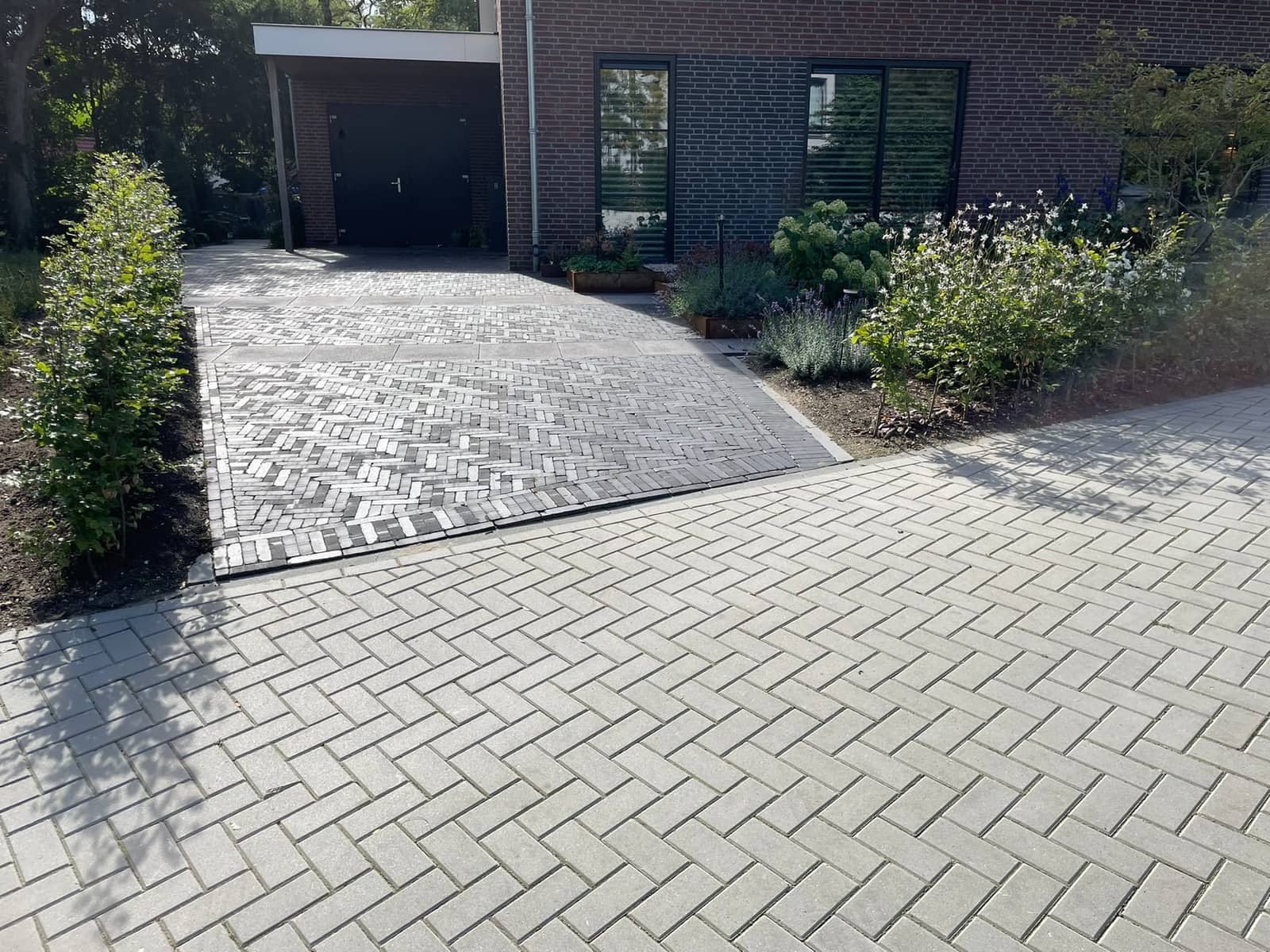 Aangelegde voortuin in Doorwerth door Van Rijbroek Hoveniers — foto 1 van 9