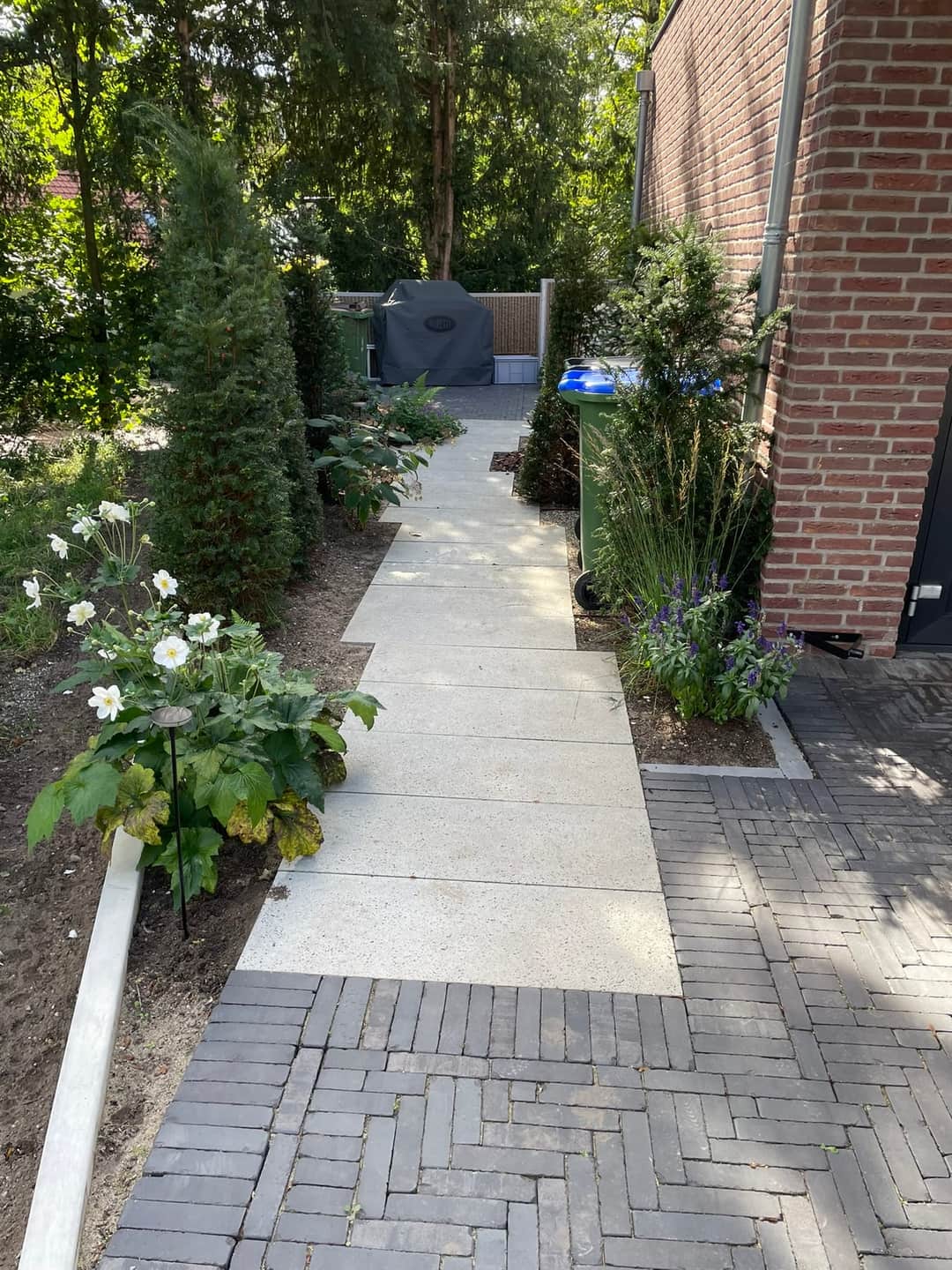 Aangelegde voortuin in Doorwerth door Van Rijbroek Hoveniers — foto 4 van 9