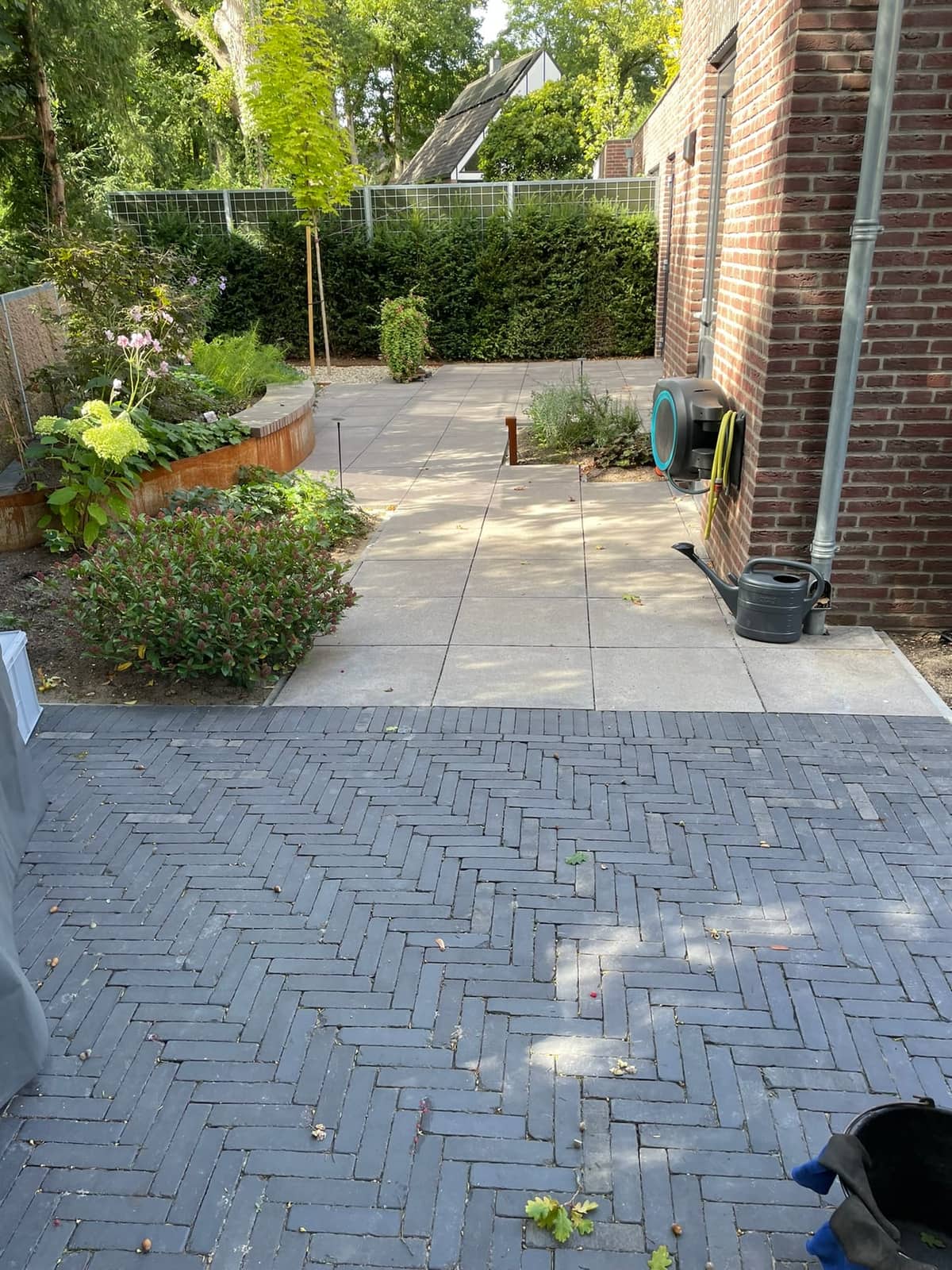 Aangelegde voortuin in Doorwerth door Van Rijbroek Hoveniers — foto 5 van 9