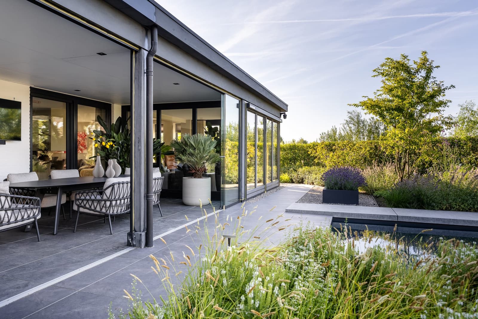 Aangelegde tuin met zwembad in Valburg door Van Rijbroek Hoveniers — foto 14 van 20