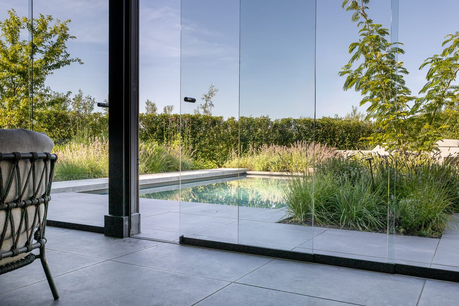 Aangelegde tuin met zwembad in Valburg door Van Rijbroek Hoveniers — foto 3 van 20